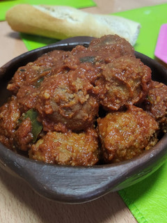 Una foto de Albóndigas de lentejas con salsa casera
