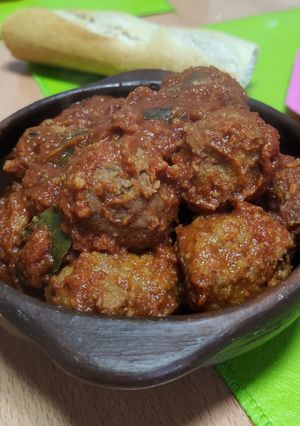 Una foto de Albóndigas de lentejas con salsa casera