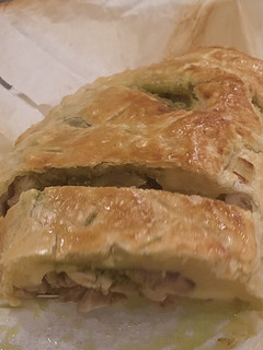 Una foto de Hojaldre de pollo con pesto de pistachos