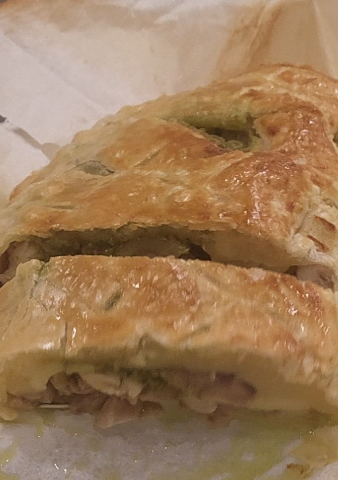 Una foto de Hojaldre de pollo con pesto de pistachos