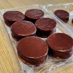 A picture of Alfajores de chocolate estilo marplatenses 🍫😍.
