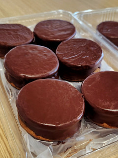 Una foto de Alfajores de chocolate estilo marplatenses 🍫😍