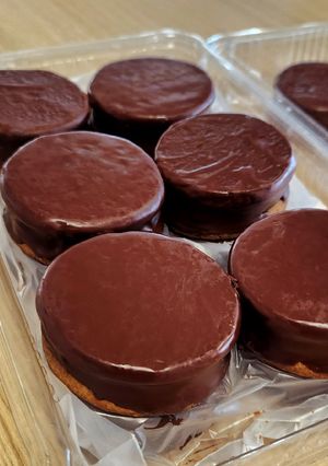Una foto de Alfajores de chocolate estilo marplatenses 🍫😍