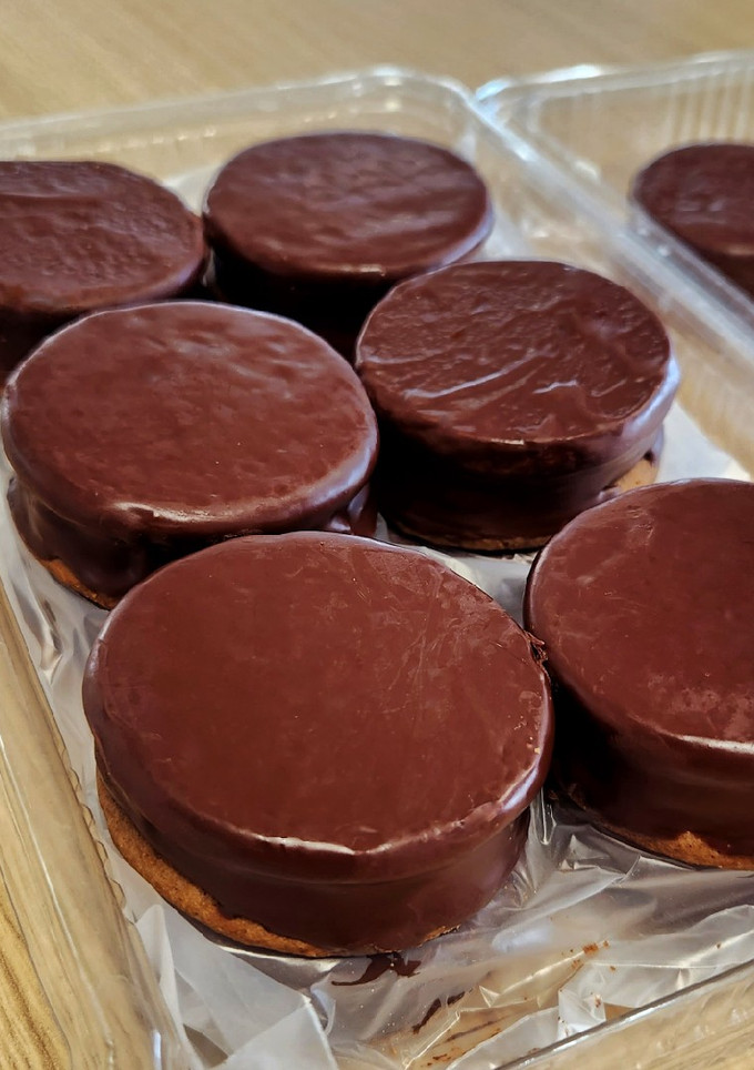 Una foto de Alfajores de chocolate estilo marplatenses 🍫😍