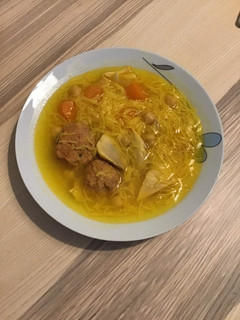 Una foto de Sopa de pollo con pelotas y fideos 🐣