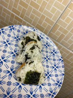 Foto resep Onigiri isian simple (nugget ayam)