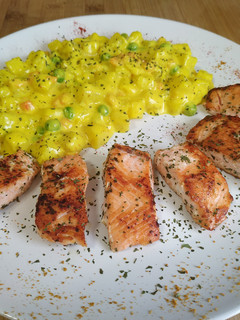 Una foto de Salmón a la plancha con guarnición al curry