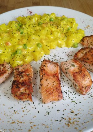 Foto principal de Salmón a la plancha con guarnición al curry