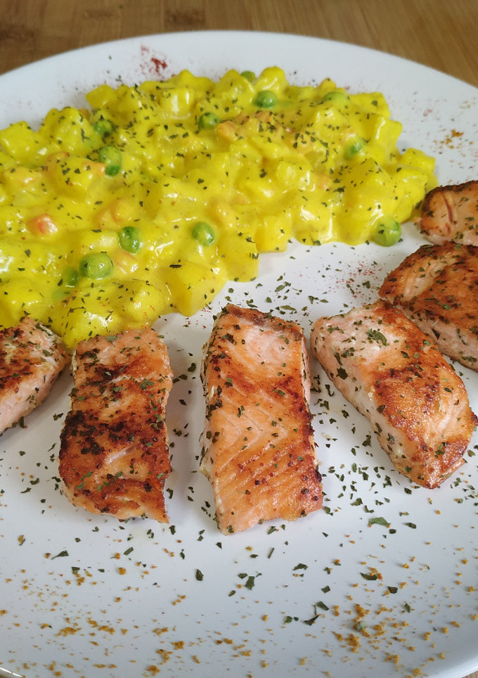 Una foto de Salmón a la plancha con guarnición al curry