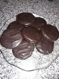 Una foto de Alfajores con dulce de leche y baño de chocolate 🍫