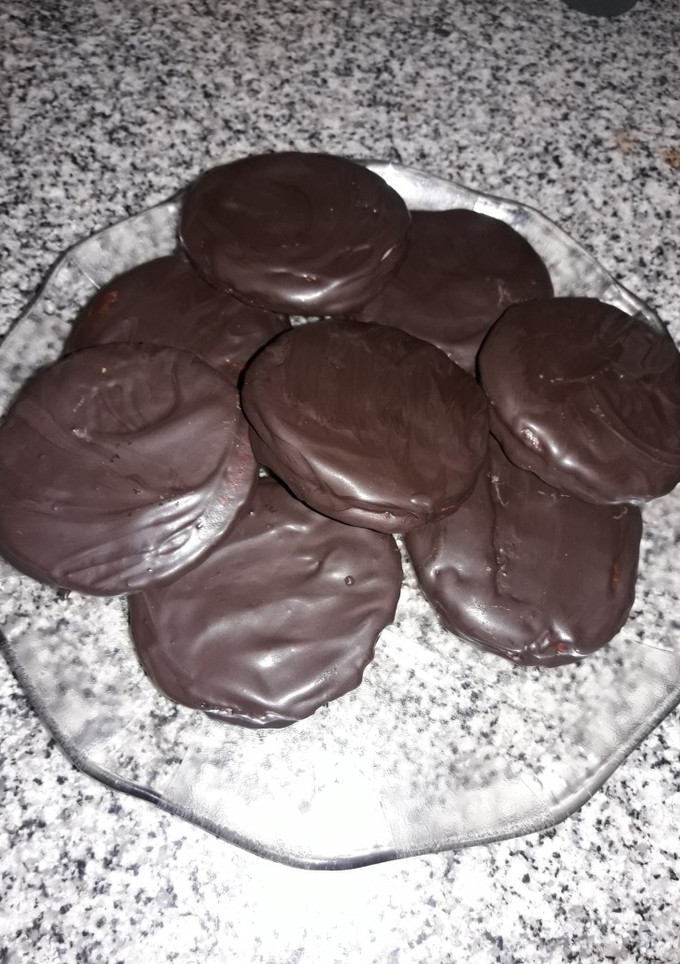 Una foto de Alfajores con dulce de leche y baño de chocolate 🍫
