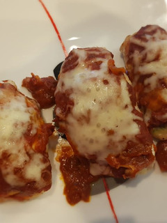 Una foto de Pollo relleno de jamón serrano y pesto