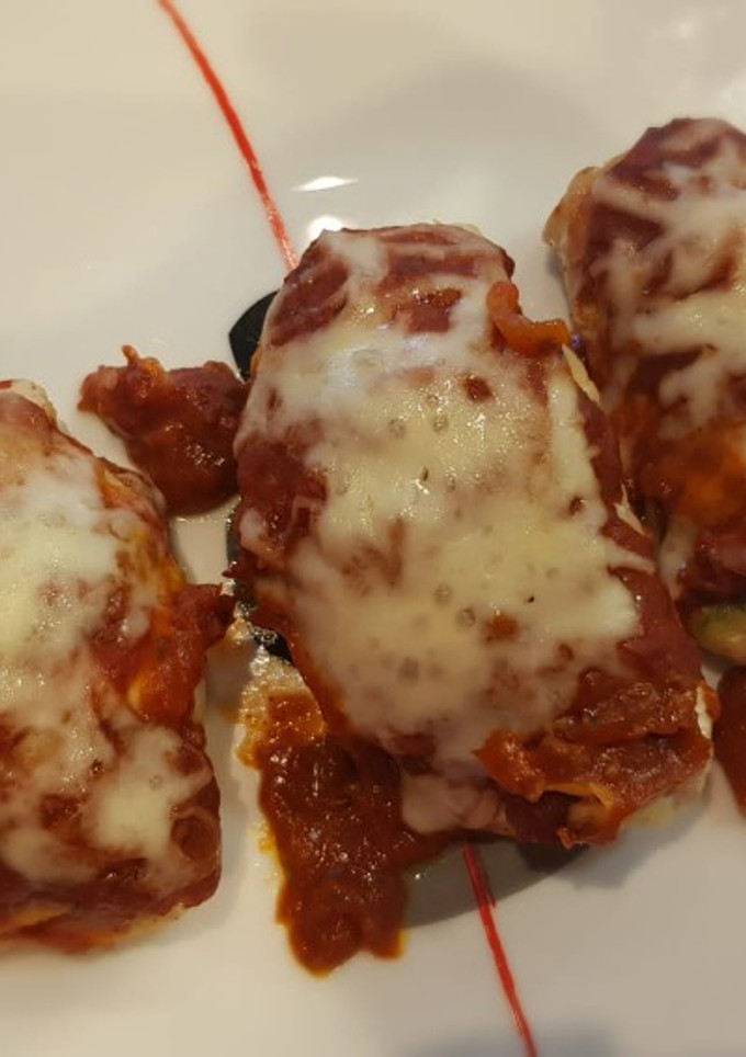 Una foto de Pollo relleno de jamón serrano y pesto