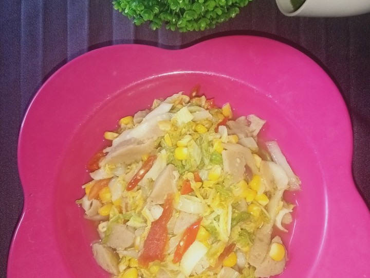 Langkah Mudah untuk Menyiapkan Tumis sawi putih + jagung &amp;amp; baso, Enak Banget