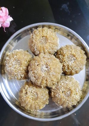 ચૂરમા ના લાડુ(churma ladoo recipe in gujarati) રેસીપી મુખ્ય ફોટો
