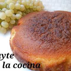 Una foto de Bizcocho de almendra y uva