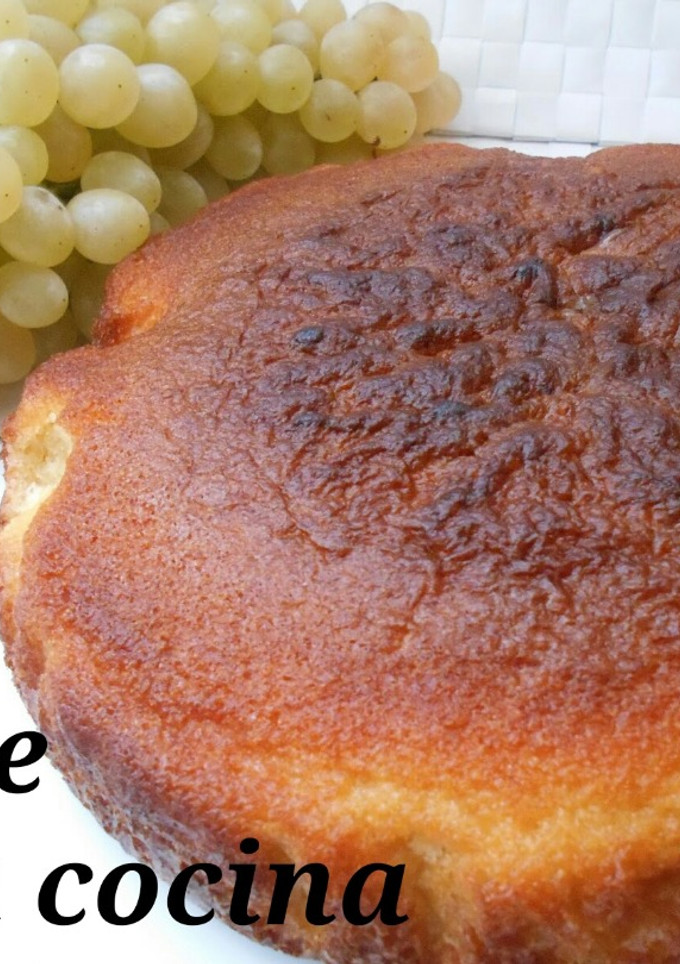 Una foto de Bizcocho de almendra y uva