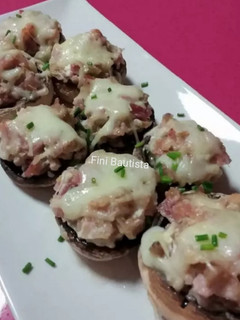 Una foto de Champiñones rellenos de queso y bacon