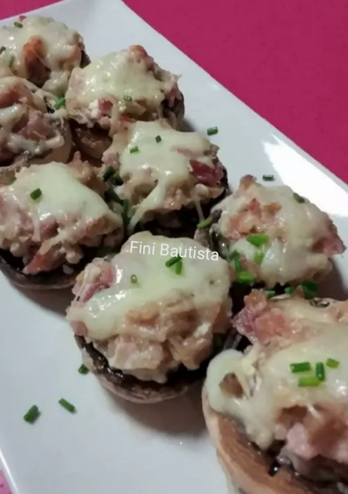 Una foto de Champiñones rellenos de queso y bacon