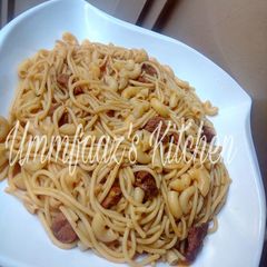 A picture of Spaghetti n macaroni jellof.