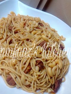 A picture of Spaghetti n macaroni jellof.