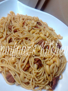 A picture of Spaghetti n macaroni jellof.