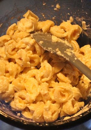 Una foto de Tortellinis con mayonesa de ajo
