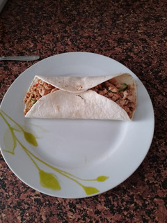 Una foto de Burrito de Carne picada, tomate y aguacate