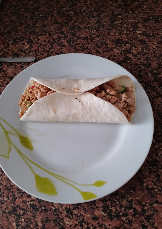 Una foto de Burrito de Carne picada, tomate y aguacate