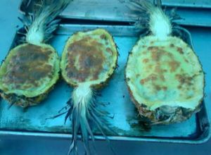 Una foto de Piñas rellenas de mariscos