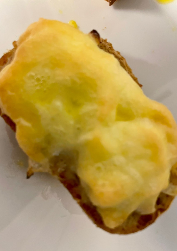 Una foto de Tostadas al horno con cebolla fresca y mahonesa