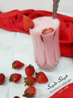 عکسی از دستور میلک شیک توت فرنگی🍓