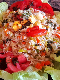 Una foto de Ensalada sabrosa, vegetales y arroz #SOSquécalor