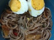 Una foto de cazuela de fideos con pollo