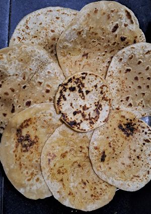 खव्याच्या पोळ्या (Khavyachya polya Recipe In Marathi) रेसिपी चे मुख्य फोटो 
