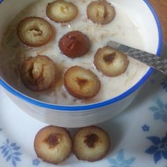 A picture of Dates stuffed mini gulabjamun in shirkhurma.