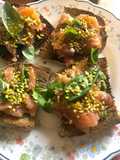 Bruschetta con salmone e pesto