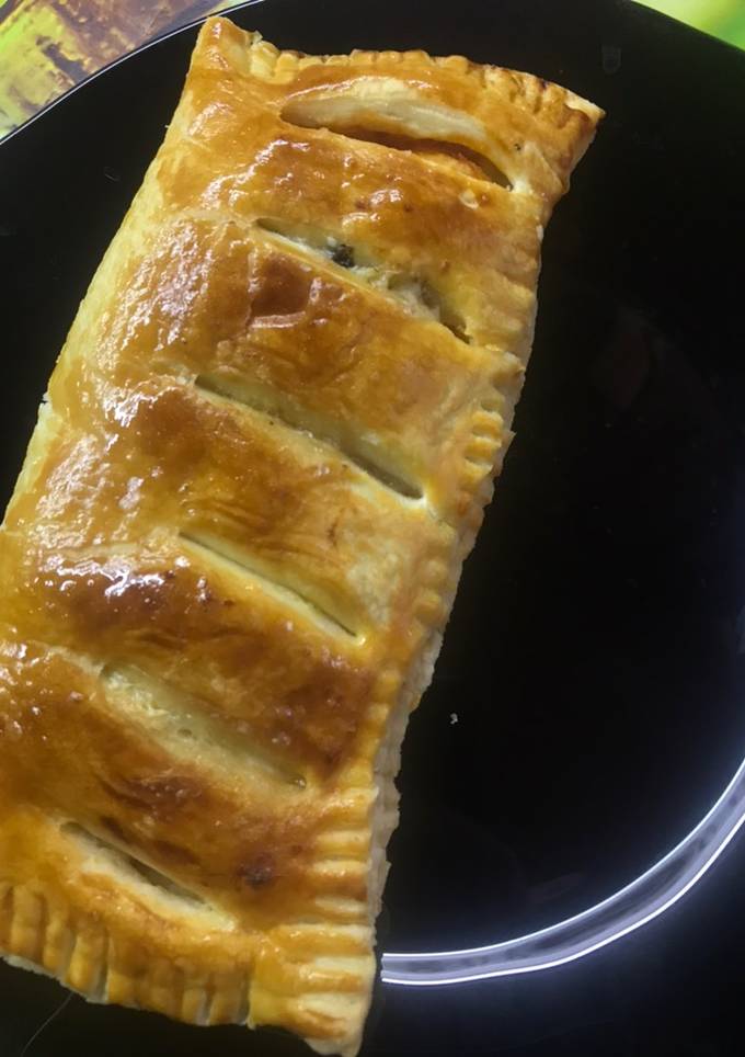 Слойка з грибами, ковбасою та сиром