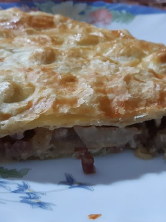 Una foto de Empanada de hojaldre de pollo y champiñones