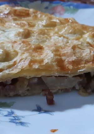 A picture of Chicken and Mushroom Puff Pastry Empanada.