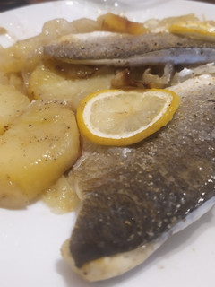 Una foto de Lubina al horno con Limón y patatas