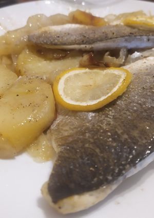 Una foto de Lubina al horno con Limón y patatas