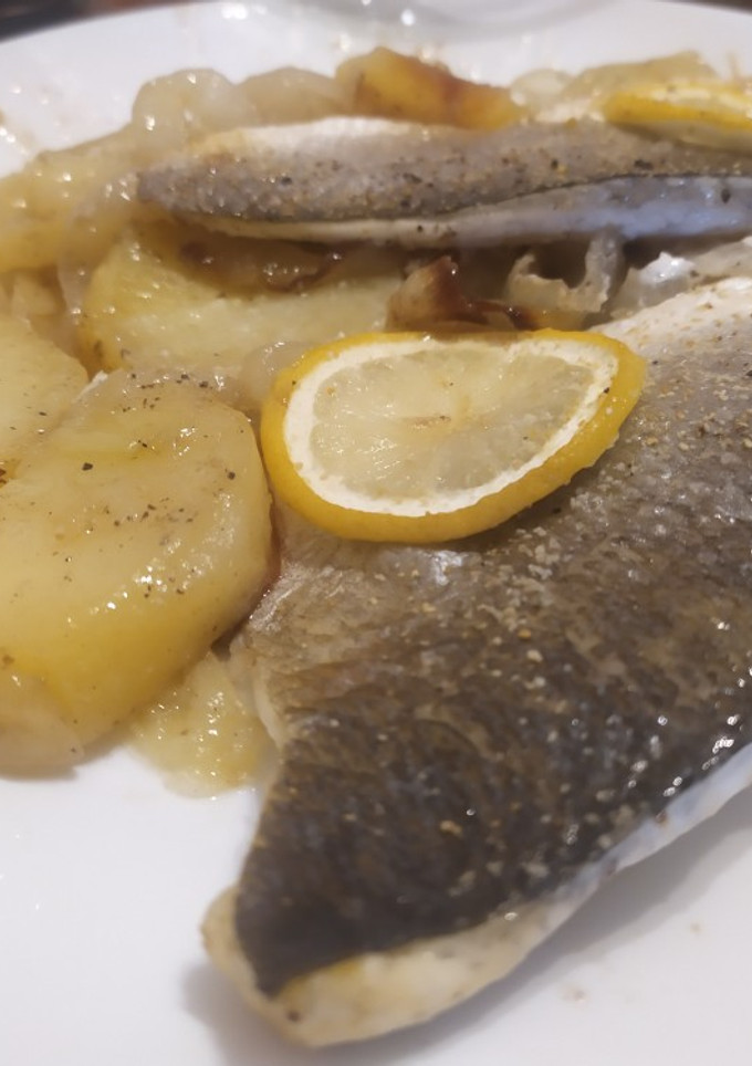 Una foto de Lubina al horno con Limón y patatas