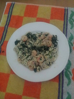 Una foto de Revuelto gulas con gambas y espinacas