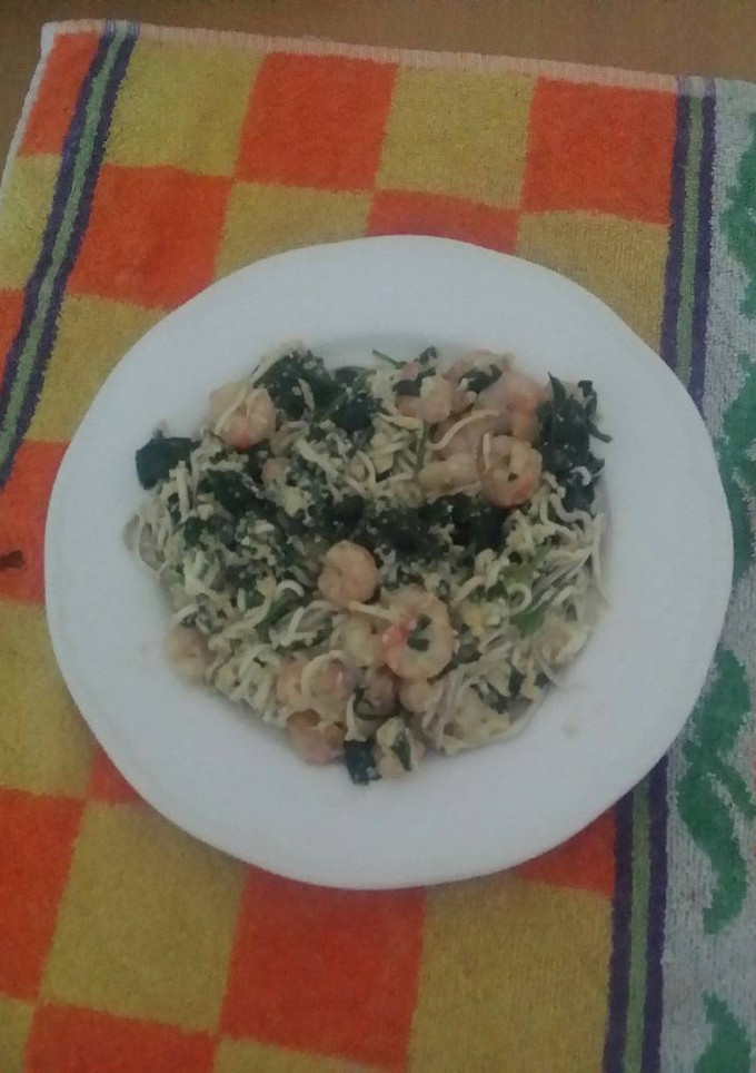 Una foto de Revuelto gulas con gambas y espinacas