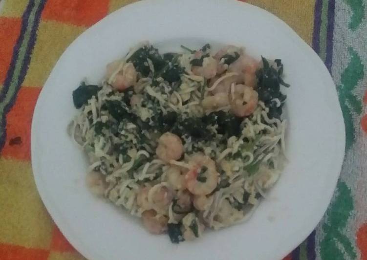 Revuelto gulas con gambas y espinacas