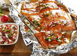 Una foto de Salmón horneado con salsa de rábano fresco 🤤