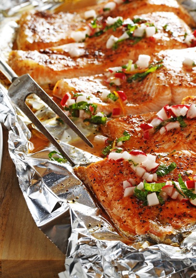 Una foto de Salmón horneado con salsa de rábano fresco 🤤