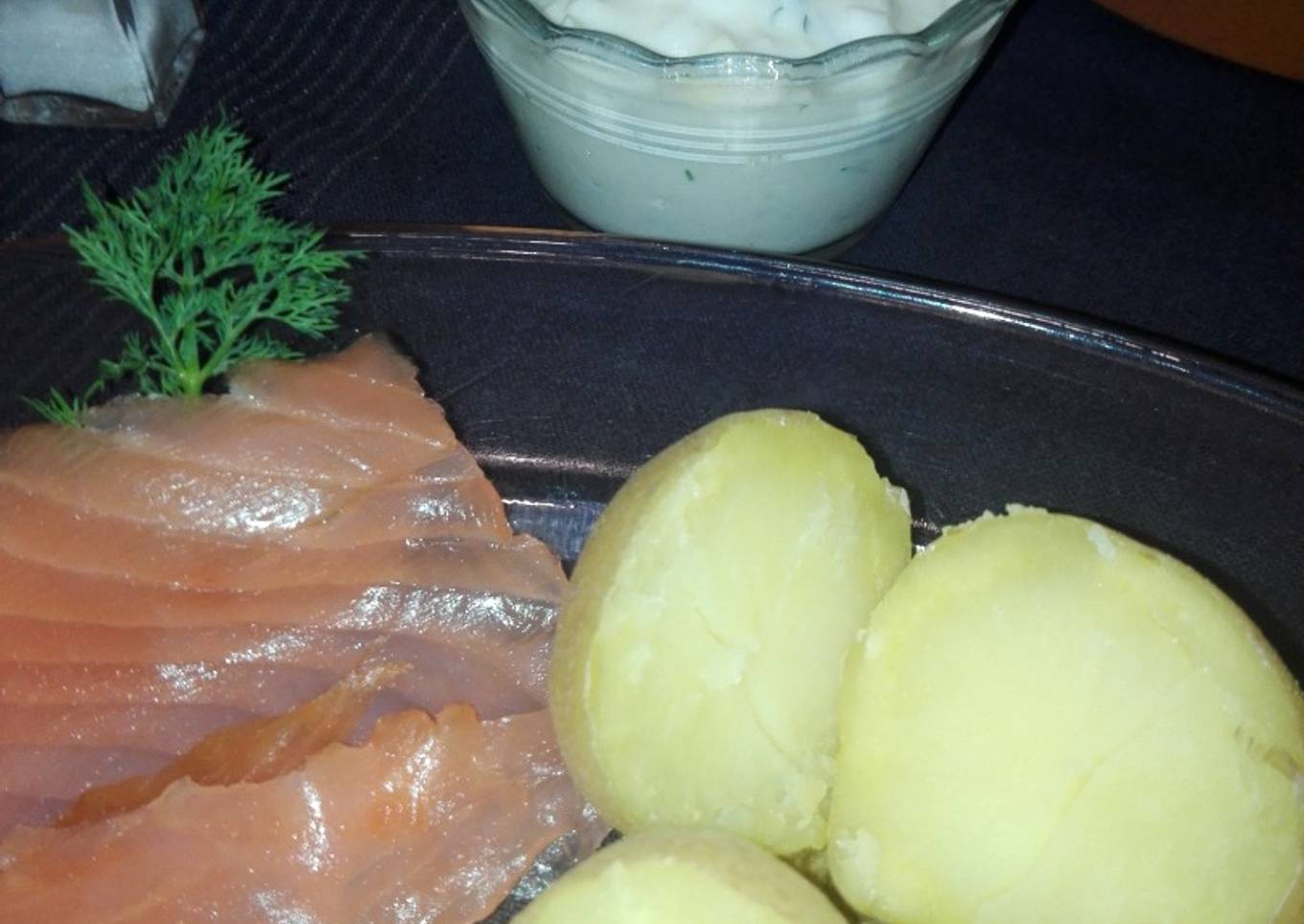 Patatas al horno con salmón a la escandinava o gravlax