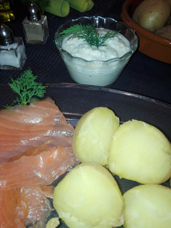 Una foto de Patatas al horno con salmón a la escandinava o gravlax